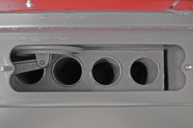 Putkilämmönvaihdin. Kuvassa vasemmalla suoravetoläppä - kun avaat luukun varastopesään, suoravetoläpän käyttäminen vähentää savutusta luukkua avatessa.